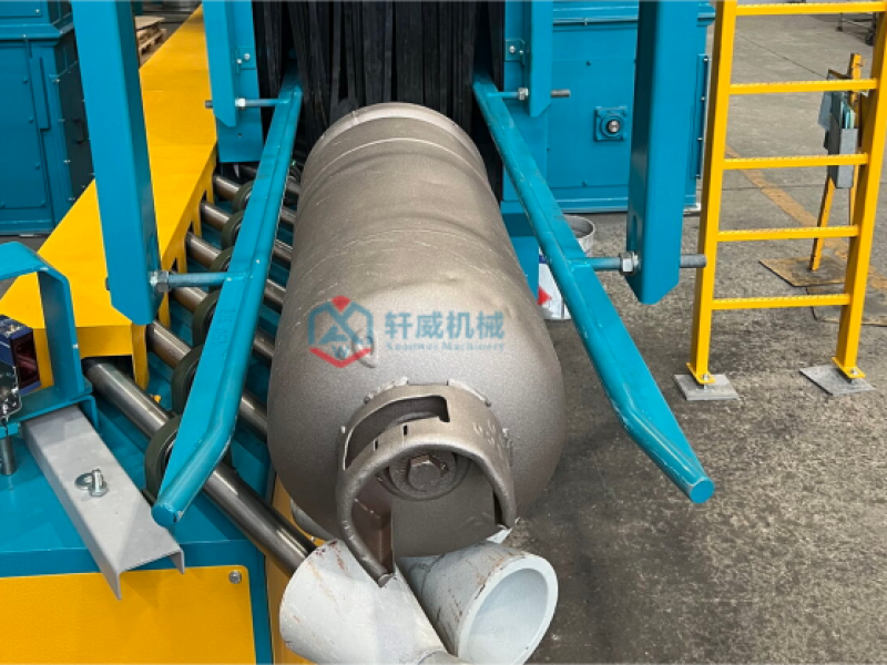 Shot blasting and rust removal equipment for liquefied gas cylinders